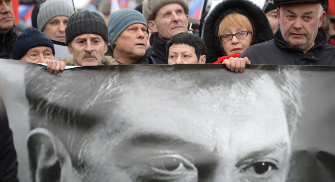 Selama bulan Maret, orang-orang, khususnya warga Moskow, terus mendatangi tempat dibunuhanya sang pemimpin oposisi dan membawakan karangan bunga. Foto: RIA Novosti